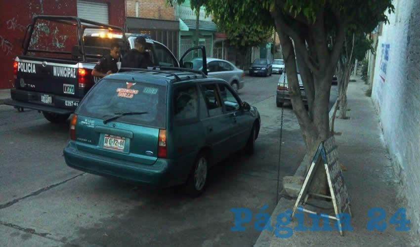 Este vehículo Ford Escort verde fue encontrado mal estacionado en el fraccionamiento Morelos II