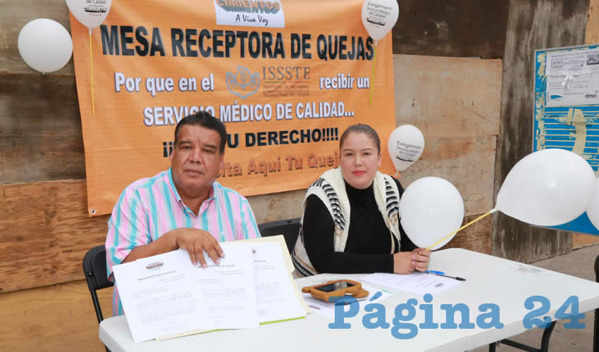 Mesa de quejas a las afueras del ISSSTE (Foto: Eddylberto Lu&eacute;vano Santill&aacute;n)