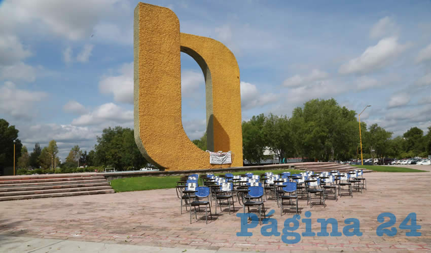 Recuerdo de los 43 normalistas de Ayotzinapa en la UAA