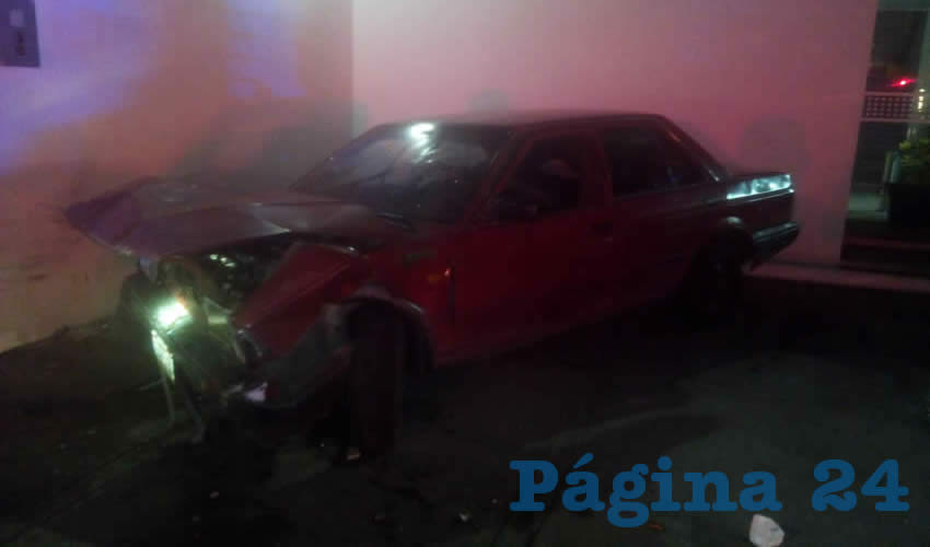 El vehículo Nissan Tsuru, destrozado de su parte frontal