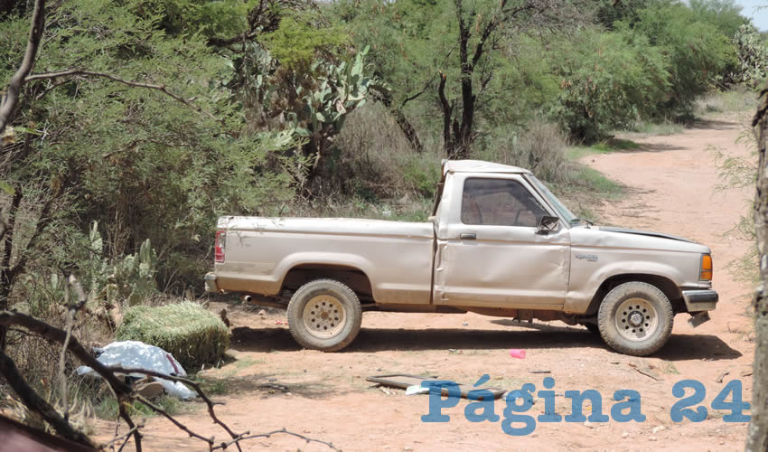 Muy cerca de la camioneta Ford Ranger quedó el cuerpo de Cristian Omalí