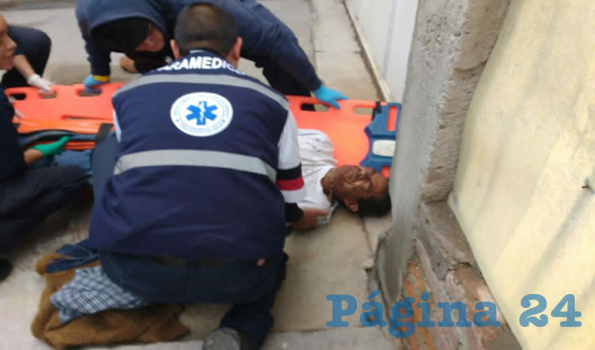 Mois&eacute;s Hern&aacute;ndez Guerrero es atendido por param&eacute;dicos, previo a ser hospitalizado