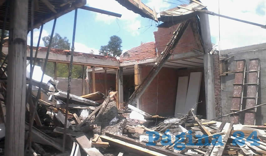 Todo la loseta se vino abajo, sepultado momentáneamente a dos trabajadores