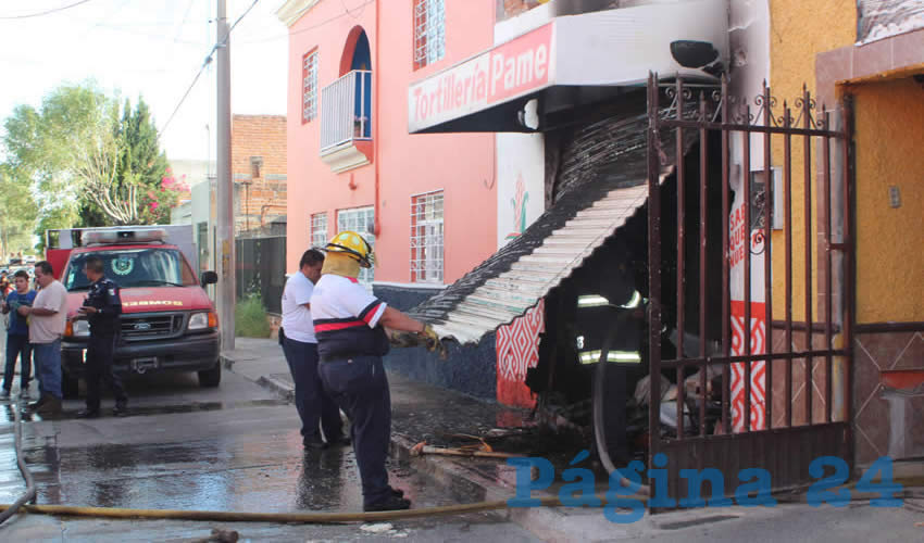 Los bomberos realizan sus labores en la tortiller&iacute;a Pame, ubicada en calle Art&iacute;culo 123 213