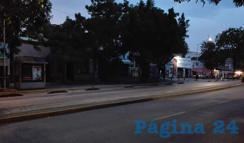 La avenida La Paz, que recorre varios kilómetros de la ciudad de oriente a poniente, se torna insegura desde el centro de la ciudad hasta la avenida Enrique Díaz de León, pues –como se ve– la zona es el escenario perfecto para delinquir y huir con total impunidad/Fotos: Rafael Hernández Guízar 