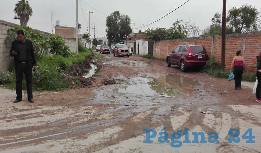 Calles que parecen asiento de río son lo que padecen todos los días habitantes de San José del 15 y otras comunidades de El Salto; sólo para la visita del gobernador, una cuadrilla de trabajadores emparejó ese tramo de calle, dejando igual el resto/Fotos: Francisco Andalón López 
