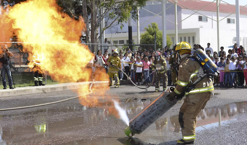 “Este tipo de actividades nos permite hacer conciencia en los niños y que sus familias, porque difunden los aprendido y promueven la protección civil, que somos todos, además de percatarse el tipo de labor que realiza el departamento de Bomberos”, afirmó Rubén Rentería
