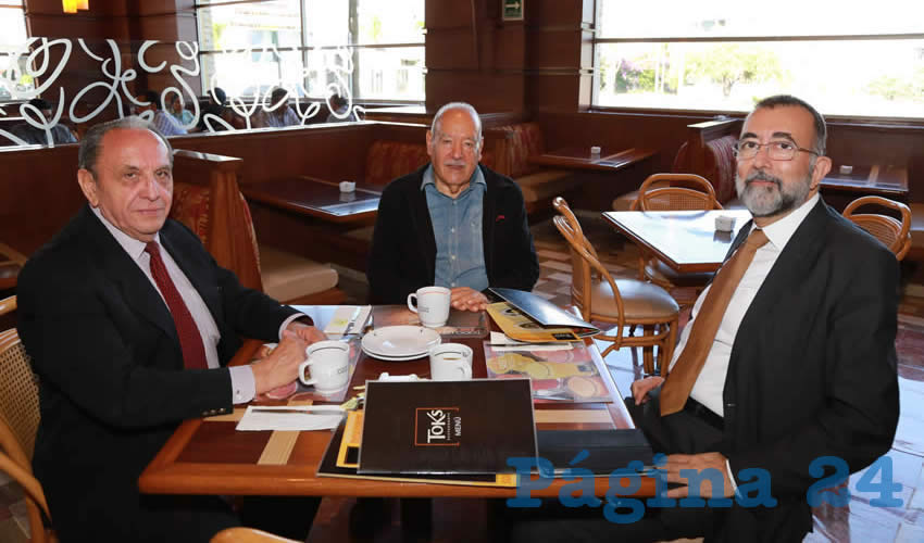 En el restaurante Toks desayunaron Tom&aacute;s L&oacute;pez M&eacute;ndez, abogado; Andr&eacute;s Valdivia Aguilera, coordinador de adultos mayores de la Secretar&iacute;a de Bienestar y Desarrollo Social (Sebideso); y Jes&uacute;s Eduardo Mart&iacute;n J&aacute;uregui, titular de la Comisi&oacute;n Estatal de los Derechos Humanos (CEDHA)