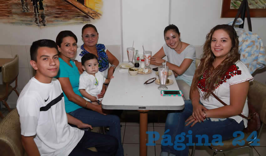 Pablo Gallegos, Graciela Carre&oacute;n Zamora, el ni&ntilde;o Miguel &Aacute;ngel Beltr&aacute;n, Cecilia Carre&oacute;n, Paloma Am&eacute;zquita, diputada electa por el Partido Acci&oacute;n Nacional (PAN); y Gabriela Beltr&aacute;n Mart&iacute;nez almorzaron en Loncher&iacute;a Molino Rojo