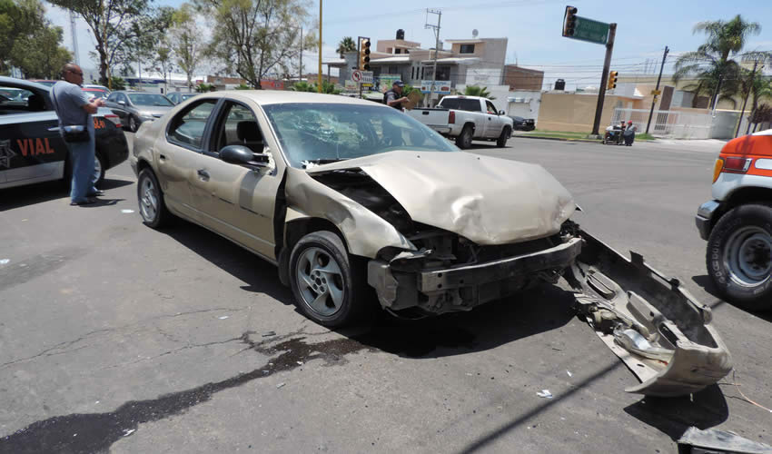 El Chevrolet Stratus, destrozado de su parte frontal