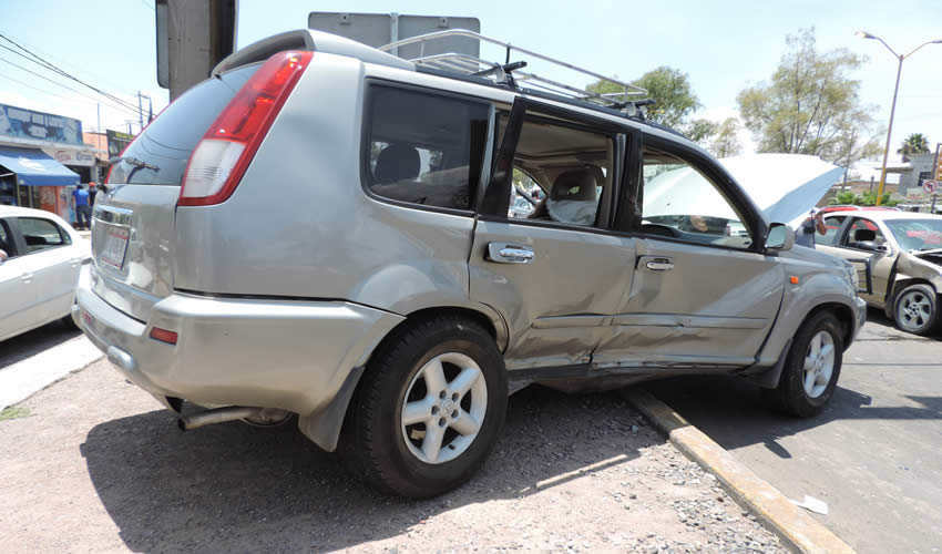 La camioneta Nissan X-Trail fue embestida en su costado derecho