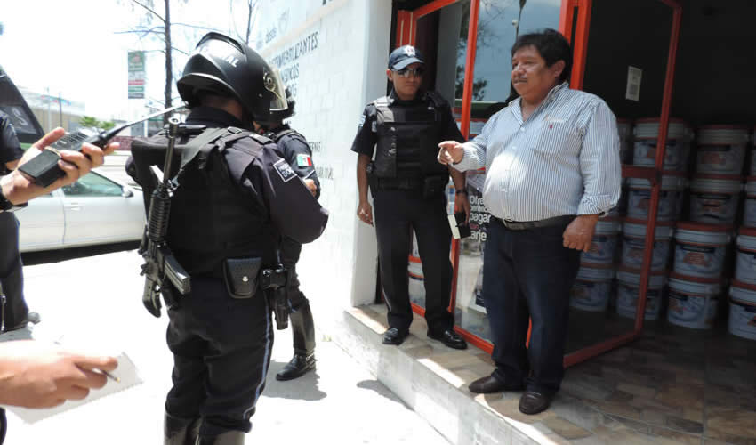 El afectado, Pl&aacute;cido Hern&aacute;ndez Garc&iacute;a, relata a uniformados la forma en que fue asaltado