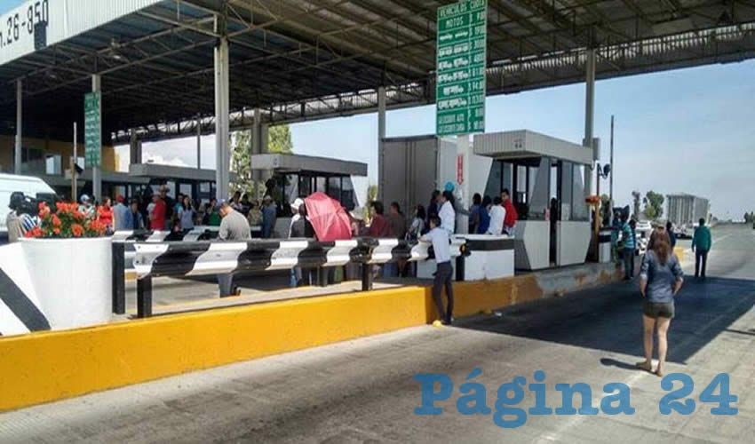 Los manifestantes tomaron las casetas y dejaron pasar a los vehículos