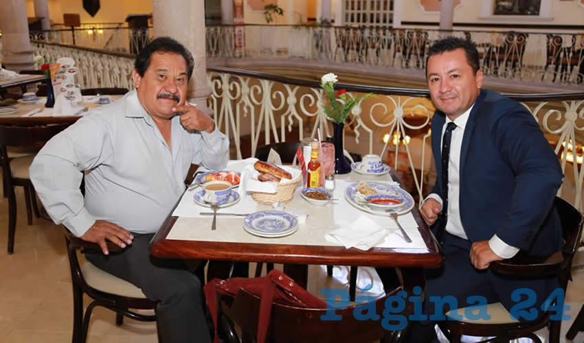 En Sanborns Francia almorzaron Manuel Medina Ortega, presidente de la asociaci&oacute;n civil Frente de Lucha Campesina, y Alberto Viveros Lozano, locutor de radio