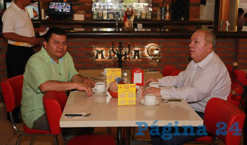 Los doctores Galdino L&oacute;pez Rodr&iacute;guez y Francisco Anaya Ruan desayunaron en el restaurante Mitla