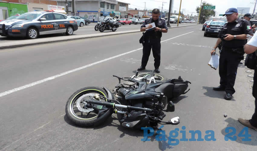 La veloz motocicleta, quedó a más de 100 metros de distancia del cadáver