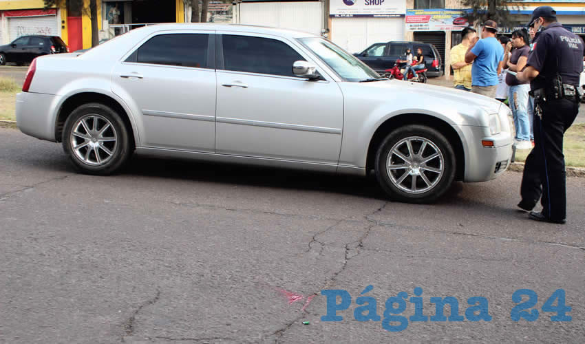 Desde este vehículo Chrysler 300 gris, se arrojó Manuela de Jesús Cardona Salas