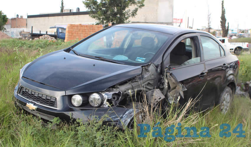 El Chevrolet Sonic chocó y “voló”, sufriendo daños en la parte frontal izquierda