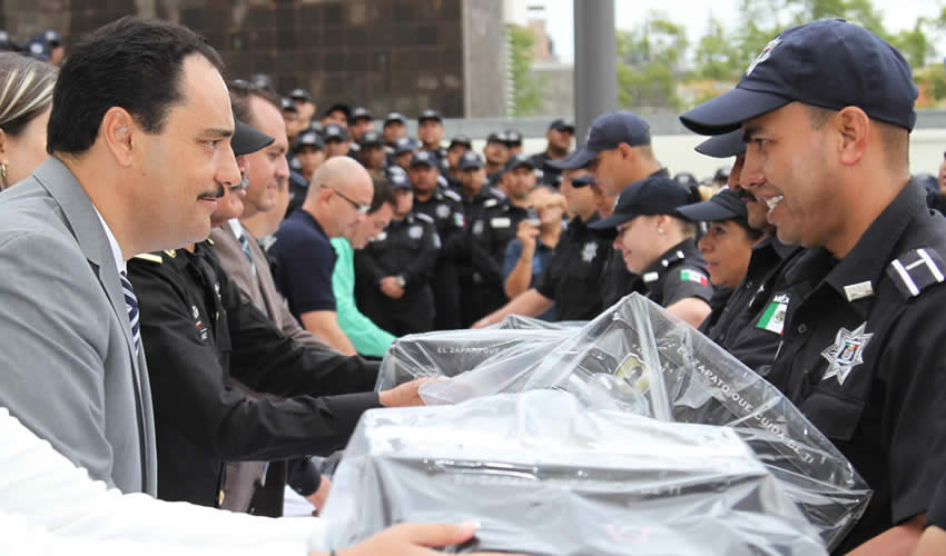 El alcalde entreg&oacute; equipo a los elementos de la Secretar&iacute;a de Seguridad P&uacute;blica Municipal con un monto cercano a 40 millones de pesos