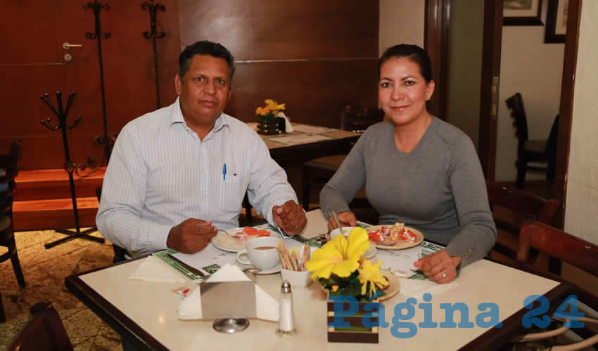 En el restaurante La Rueda del Hotel Quality Inn compartieron el primer alimento del d&iacute;a Felipe de Jes&uacute;s Mart&iacute;nez Ruiz y Mar&iacute;a del Refugio Rangel Ben&iacute;tez