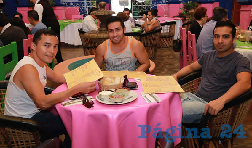 Gustavo Barr&oacute;n Delebra, Derek Castillo Garc&iacute;a y Mario Arellano Casta&ntilde;eda almorzaron en La Saturnina