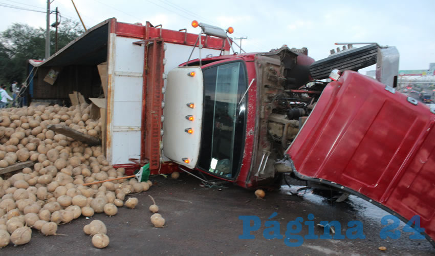 El cami&oacute;n torton termin&oacute; su fat&iacute;dico recorrido, volcado sobre su costado derecho y con las j&iacute;camas regadas sobre el asfalto