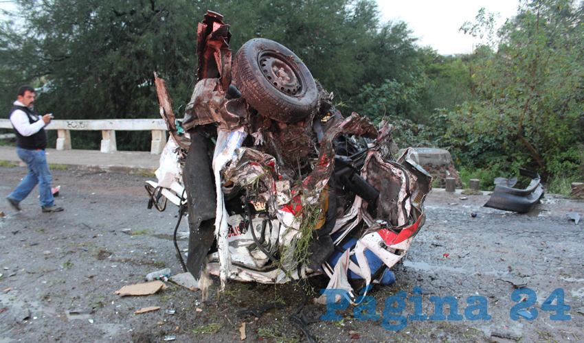 Totalmente destruido, el veh&iacute;culo de alquiler Nissan Tsuru; en el interior, quedaron muertos los dos tripulantes