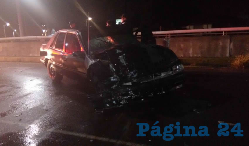 En este autom&oacute;vil Chrysler Shadow escapaban el par de pillos, pero su loca carrera termin&oacute; al chocar contra dos patrullas