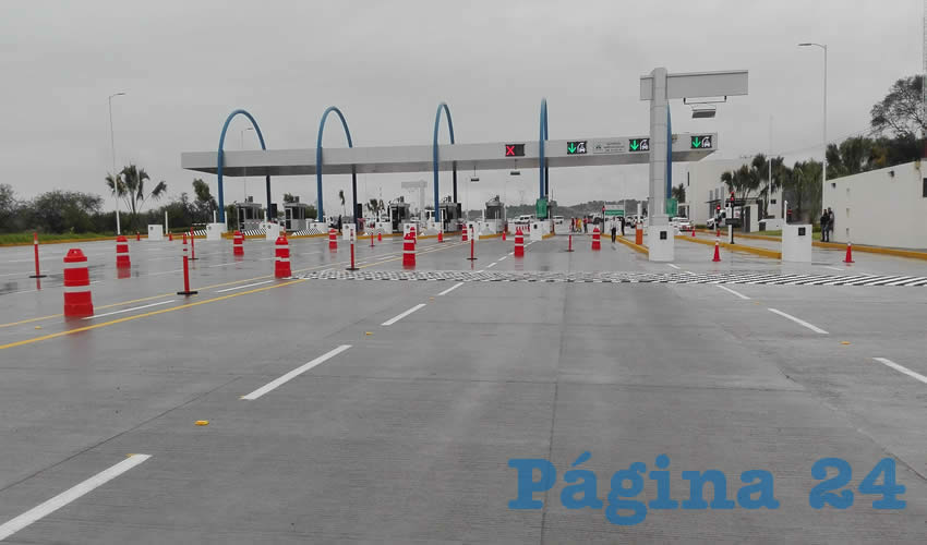 El primer tramo va de la autopista hacia la Ciudad de México hasta la salida a Chapala y tendrá un costo de 11 pesos el peaje; se espera que en diciembre queden los otros dos tramos, de la salida a Chapala a la salida a Colima y de la salida a Colima hasta la salida a Tepic, que costaría 33 pesos más/Fotos: Francisco Andalón López 