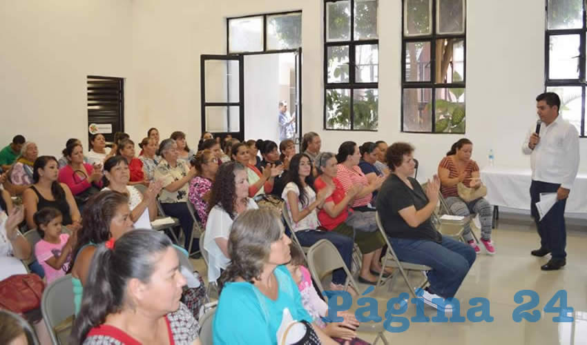 Ya integrados al Fondo Nacional para el Fomento de las Artesanías, cinco de ellos recibieron apoyos por tres mil pesos en cheque nominativo