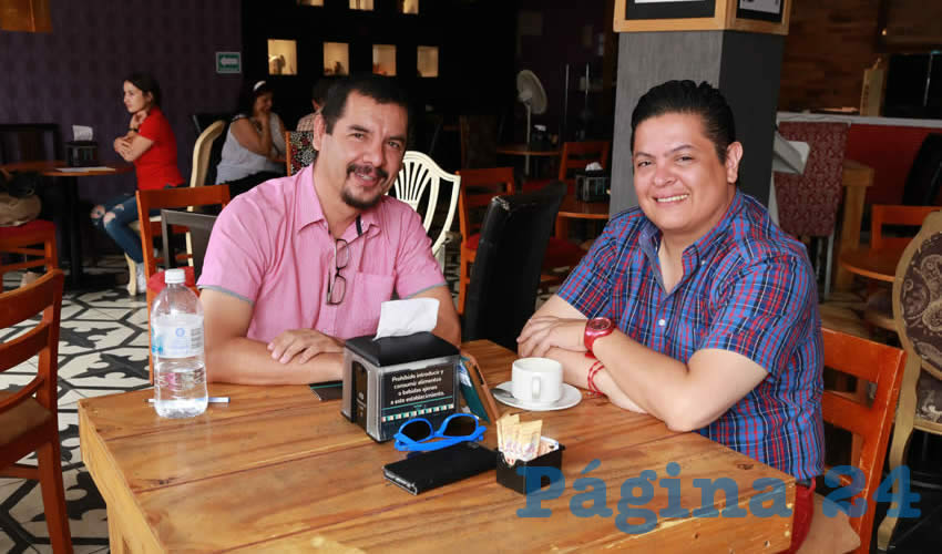 En Caf&eacute; del &Aacute;ngel departieron Eduardo Santos Reyes, empresario, y Mario Alberto &Aacute;lvarez Michaus, diputado local por el Partido Acci&oacute;n Nacional (PAN)