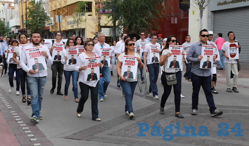 Los familiares y amigos de Luis Fernando Ferra marcharon en su honor (Foto: Eddylberto Lu&eacute;vano Santill&aacute;n)