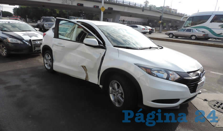 La camioneta Honda HR-V que guiaba err&oacute;neamente la se&ntilde;ora Carmen Reyes Mercado