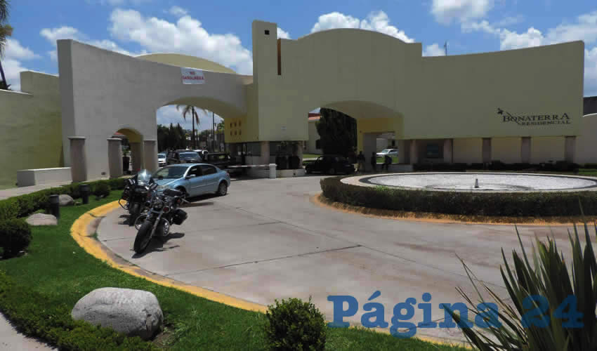 Entrada al fraccionamiento Residencial Bonaterra, en donde ocurrieron los hechos