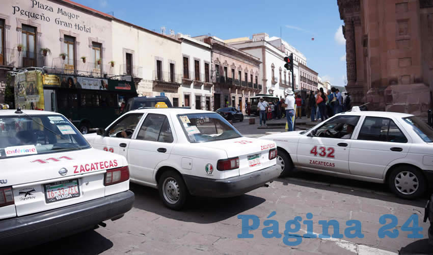 Taxistas: Son pocos los usuarios que exigen el uso del taxímetro y prefieren pagar la tarifa que establecen los operarios (Foto: Merari Martínez Castro)