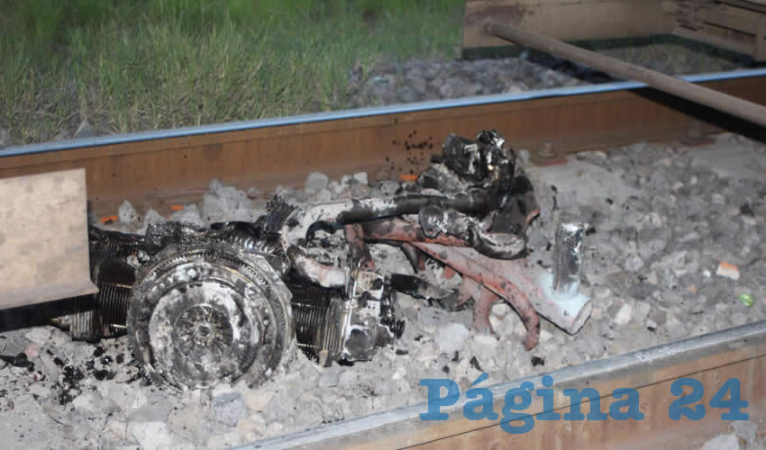 El motor del Volkswagen Sedan qued&oacute; entre los rieles