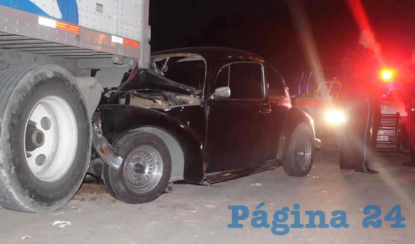 El vocho se estamp&oacute; de lleno contra la caja del tr&aacute;iler