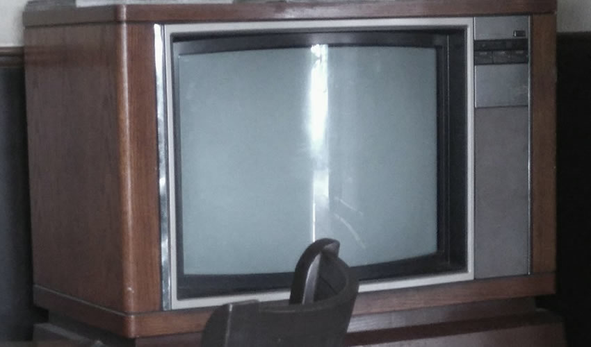 Televisor de la marca Sony, inicios de la década de los 80 del siglo pasado, de las primeras con selector de canal electrónico