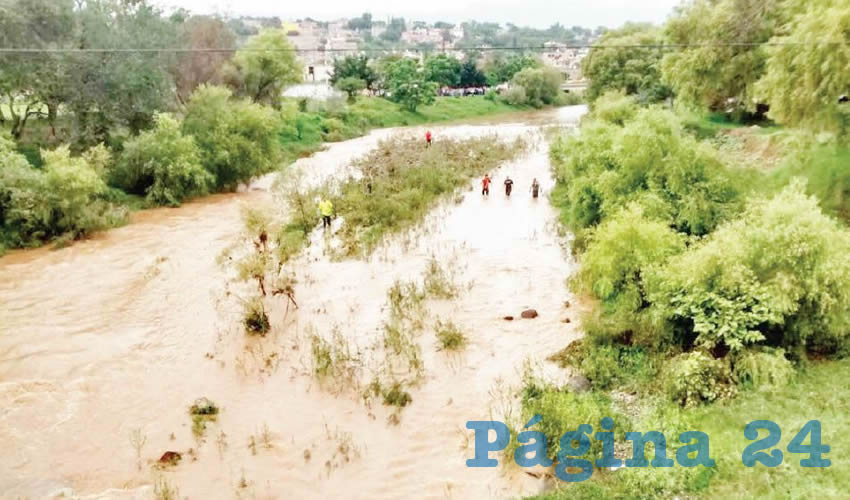 Imprudente. Un hombre que conducía un auto compacto en el que llevaba a su familia quiso cruzar un río crecido por las lluvias en Tizapán el Alto, pero la fuerza del agua se llevó a su esposa, que permanece desaparecida y los cuerpos de rescate en su búsqueda/Fotos: Especial