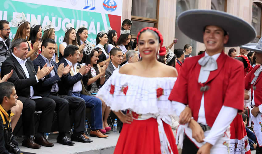 Deleitan con sus bailes delegaciones de 53 países a miles de zacatecanos y visitantes en el Centro Histórico de la ciudad