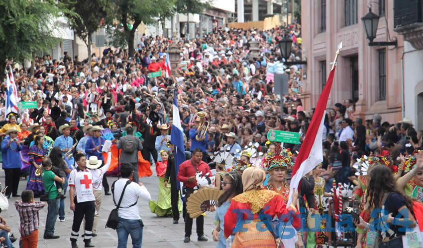 Las delegaciones desfilaron en el Centro Histórico ante miles de espectadores (Foto Rocío Castro Alvarado)