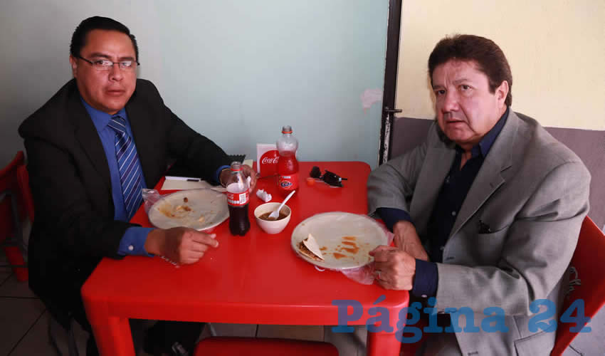 En Gorditas Mitzy compartieron el primer alimento del d&iacute;a los abogados Sergio Delfino Vargas, titular de la Secretar&iacute;a de Administraci&oacute;n del Municipio de Aguascalientes, y Fernando D&aacute;vila D&iacute;az de Le&oacute;n, presidente de la Asociaci&oacute;n de Abogados de Aguascalientes