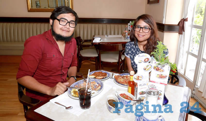 Carlos Mart&iacute;nez Mir&oacute;n y Luciana Jasso Ter&aacute;n desayunaron en Sanborns Francia