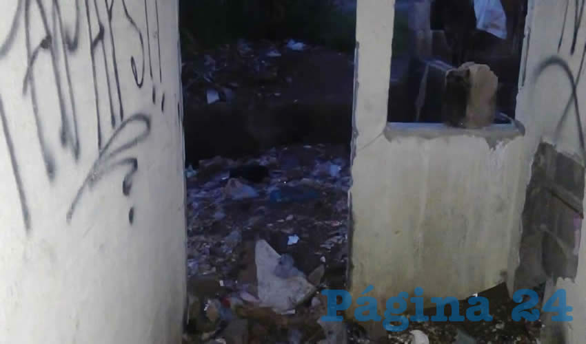 En el patio posterior, cubierto por basura, fue descubierto el cadáver