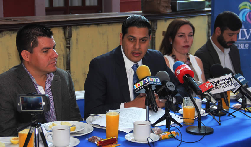 Javier Luévano Núñez (segundo de izquierda a derecha): Nuevo millonario panista