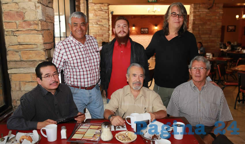 En el restaurante Las Antorchas desayunaron Ricardo Rodr&iacute;guez Calder&oacute;n, Fortino Cabral Sol&iacute;s, Juan Manuel Rodr&iacute;guez Gonz&aacute;lez, Olaf Rodr&iacute;guez Calder&oacute;n, Ernesto de la Rosa Sandoval y Mat&iacute;as Lozano D&iacute;az de Le&oacute;n, columnista de Cortando por Lozano