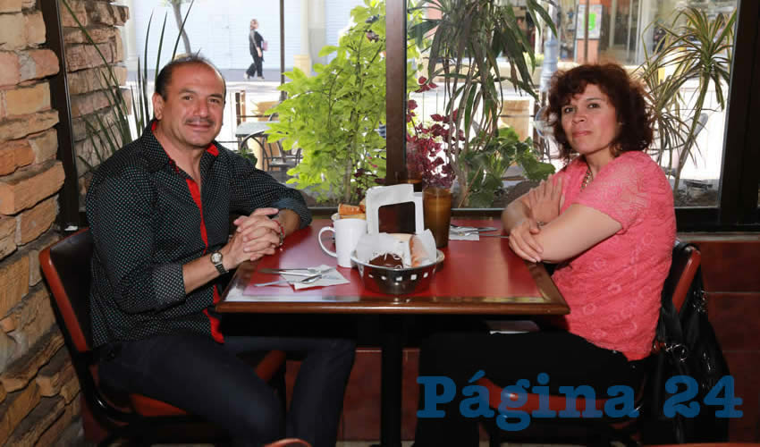 El profesor Francisco Javier Quintero Miranda y Mar&iacute;a del Pilar de Lara compartieron el pan y la sal en el restaurante Las Antorchas