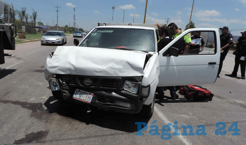 La víctima quedó gravemente herida dentro de la unidad Nissan estaquitas