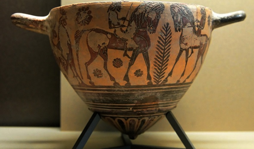 Desconocido (570-500 a.C.), un masto, recipiente abierto para beber, similar a un pecho femenino (Tomado de Wikipedia)