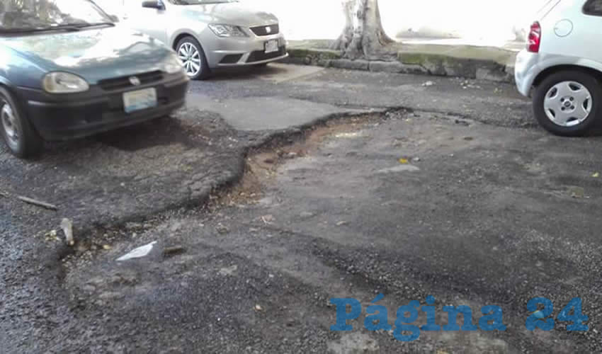 En la calle Manuel Doblado, afuera de una iglesia cristiana, un agujero se extiende desde el cruce de la avenida República hasta la mitad de la vía; esto es el escenario perfecto para destrozar el carro o el cuerpo, tronaron vecinos/Fotos: Rafael Hernández Guízar